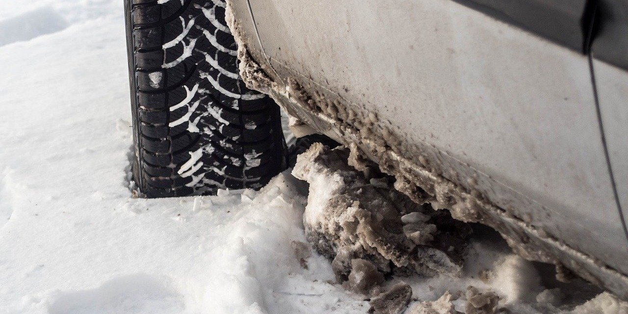 Czy można wyciągnąć samochód z zaspy przy pomocy haka holowniczego Steinhof?