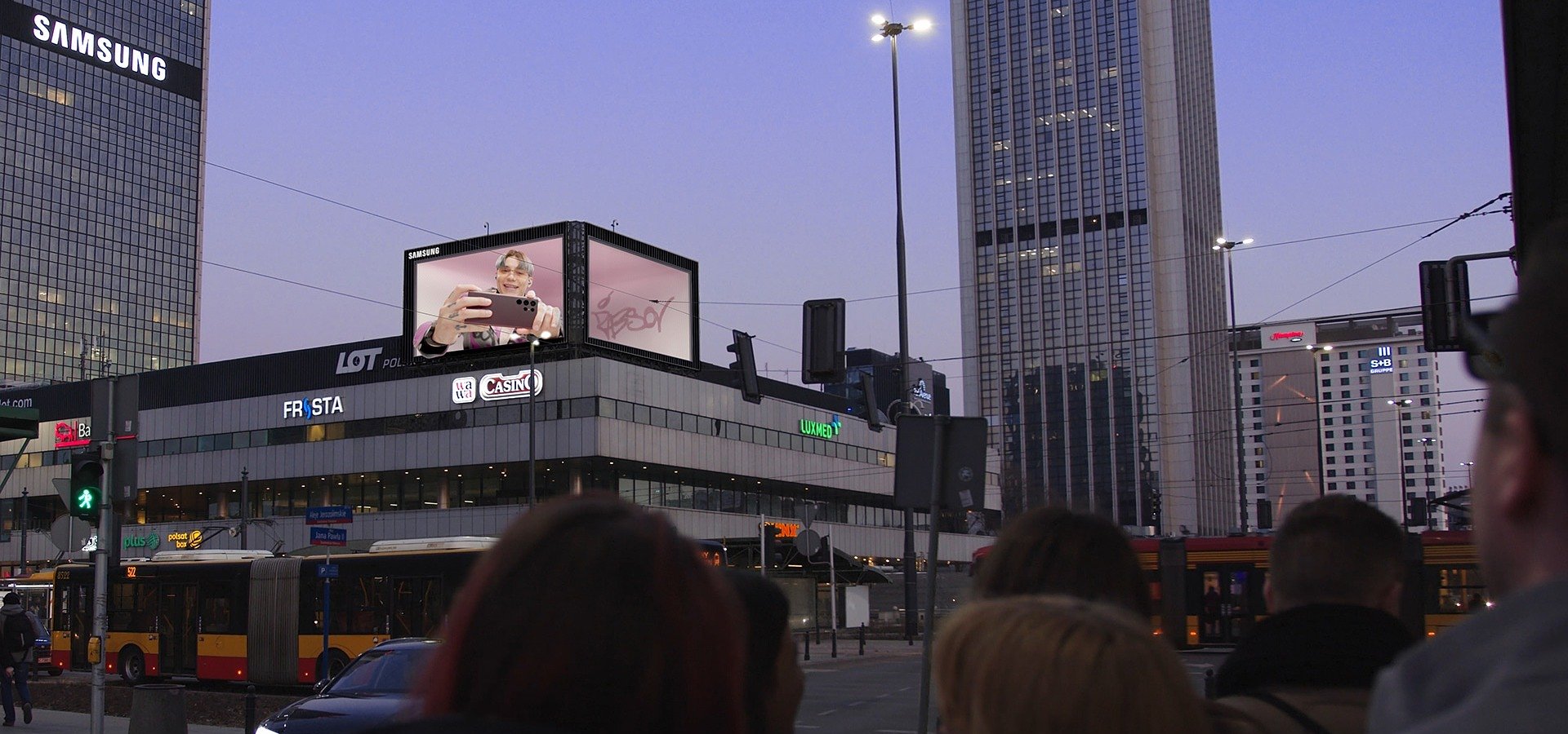 Samsung startuje z pierwszą kampanią 3D DOOH w Polsce ujawniając współpracę z idolem Gen Z