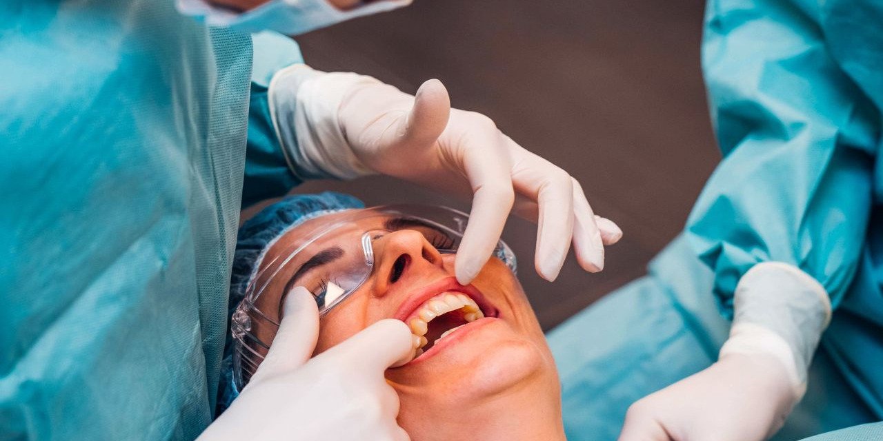 Polacy tracą uśmiech. Bezzębie i ubytki wciąż powszechne