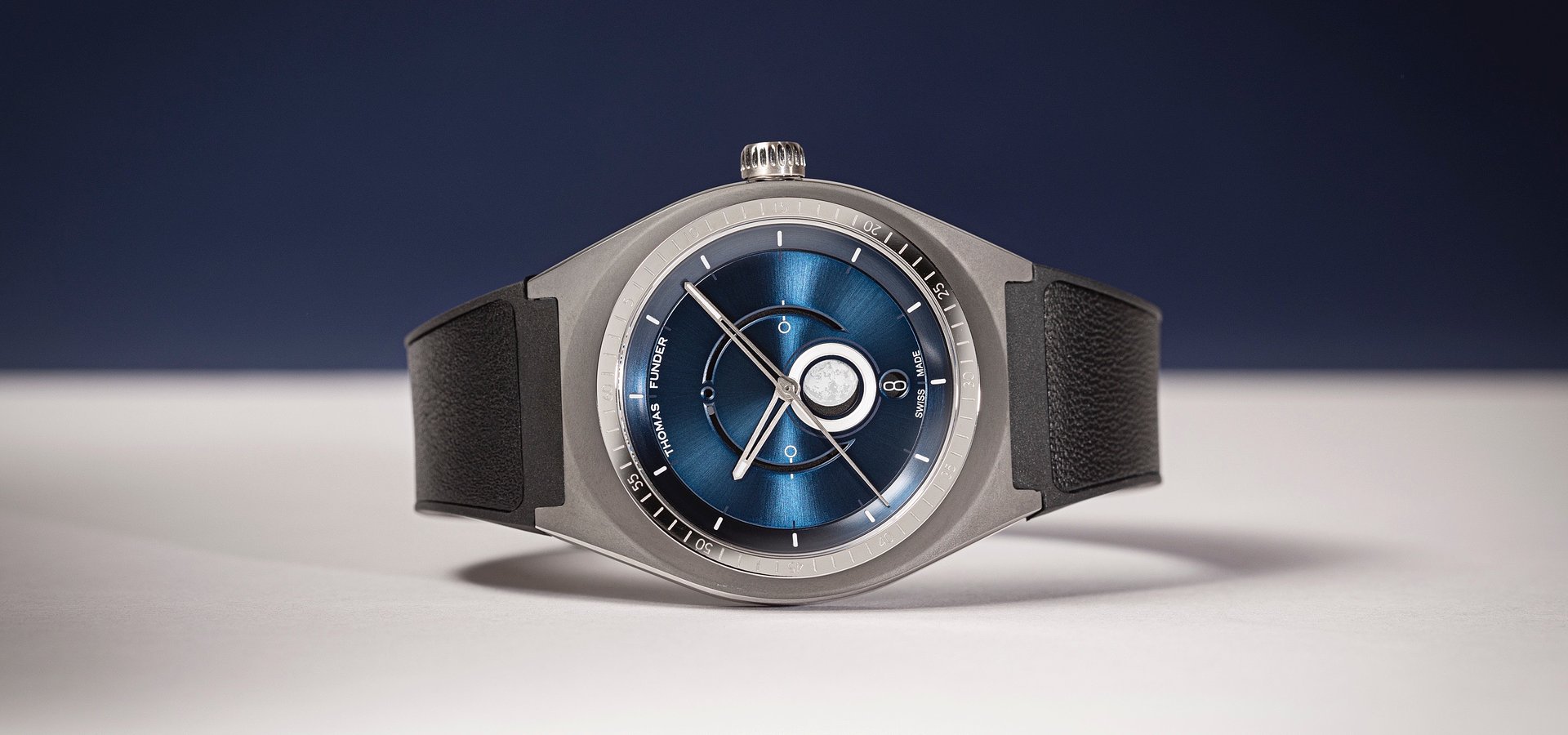 Funder Måne. More than a watch