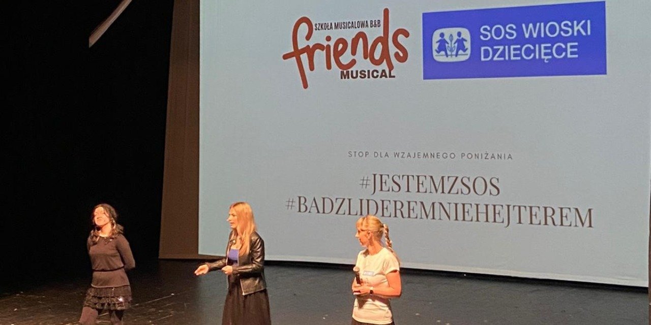 PIERWSZY W POLSCE ANGLOJĘZYCZNY SPEKTAKL DLA MŁODZIEŻY PRZECIWKO HEJTOWI I WYKLUCZENIU W SZKOLE