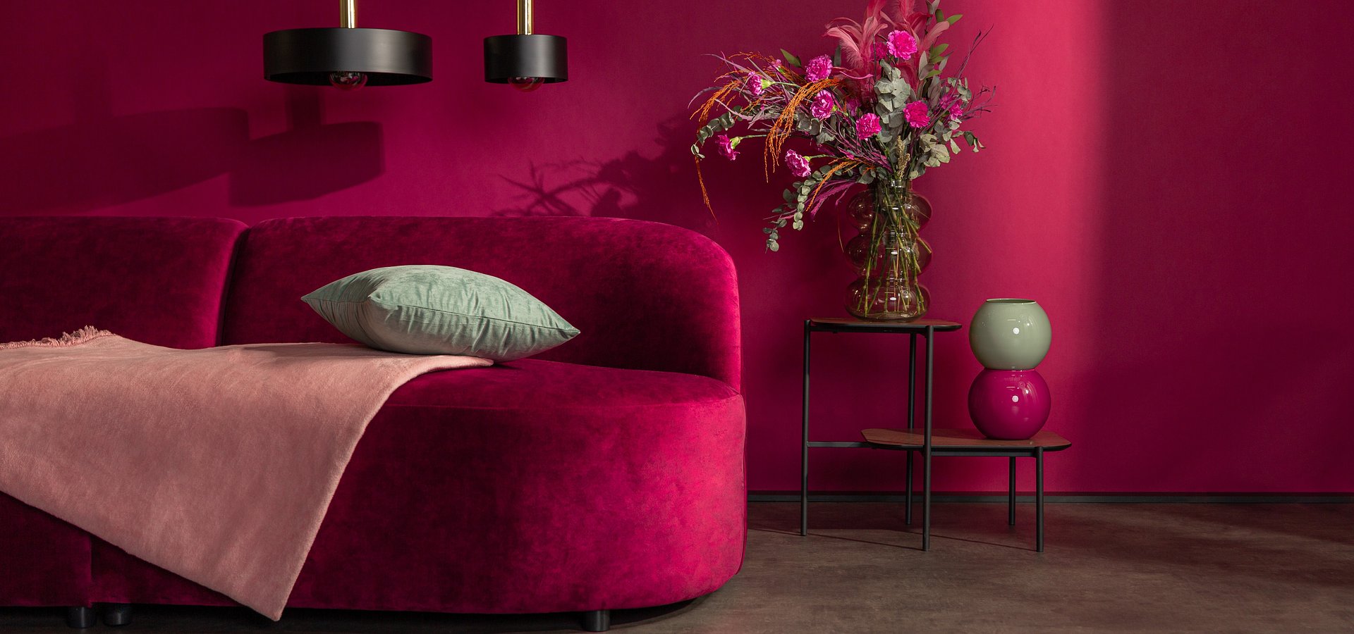 Kolor roku Pantone 2023. Viva Magenta we wnętrzach według Salonów Agata