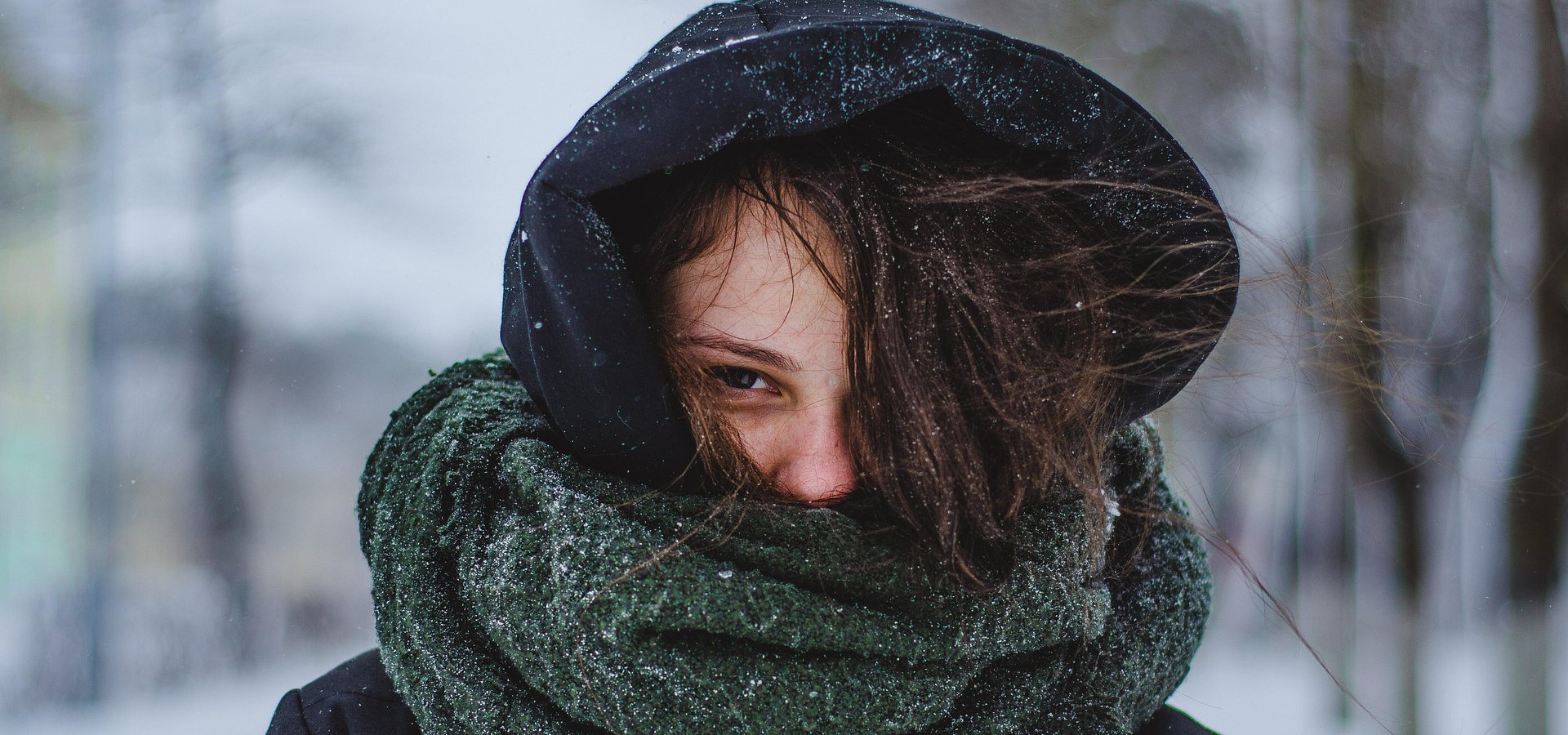 Zimowe kłopoty z cerą – jak sobie z nimi radzić?