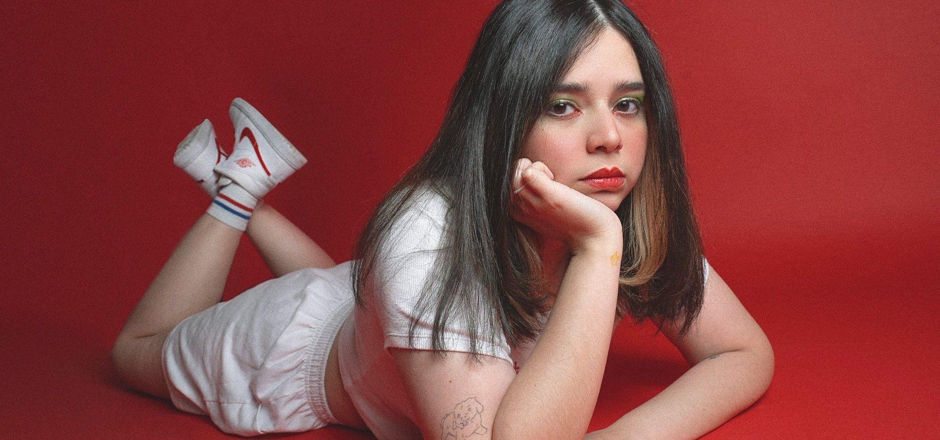 BRATTY: Cierra el año más importante de su carrera con el anuncio de su primer gran concierto en solitario