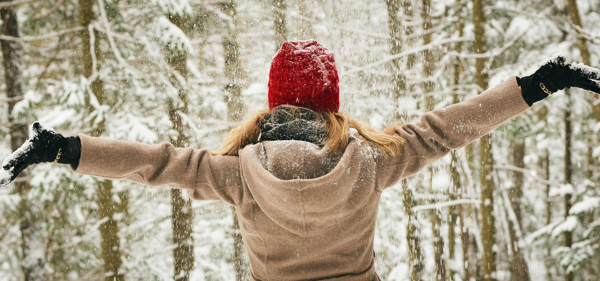 Zimowy niezbędnik. Jak dbać o dłonie i usta w czasie mroźnej aury?