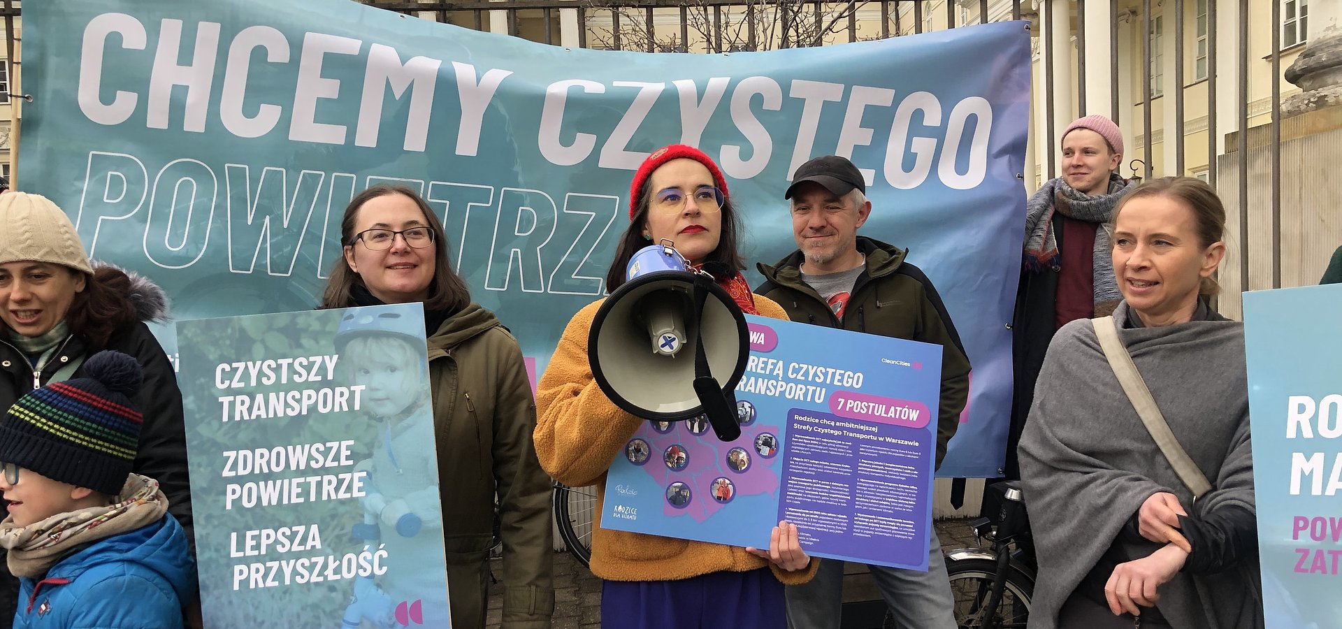 Warszawscy rodzice z akcją poparcia dla strefy czystego transportu pod ratuszem miejskim