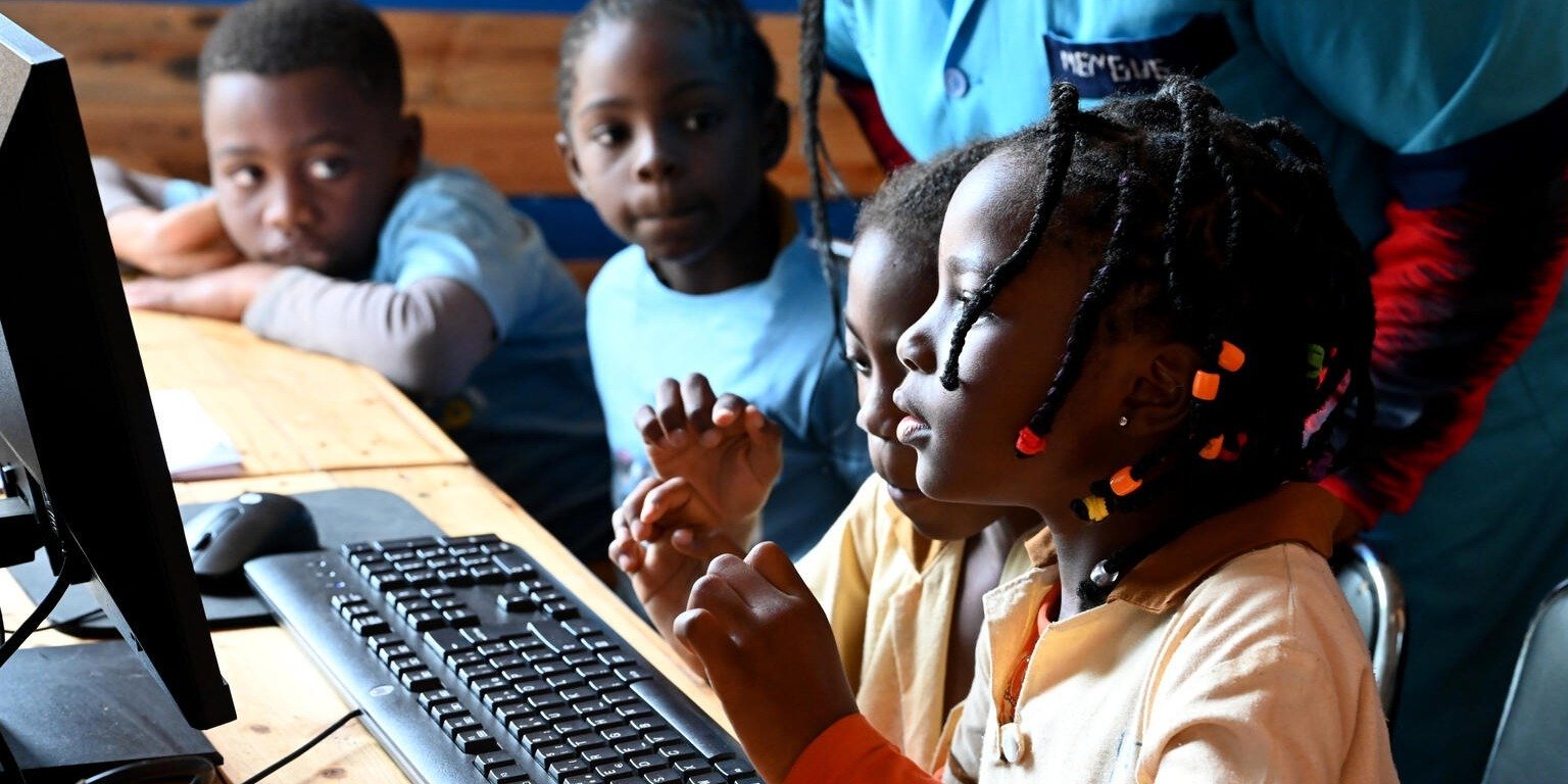 9 na 10 dziewczynek w krajach rozwijających się nie ma dostępu do Internetu