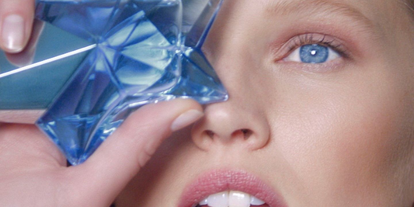 MUGLER LANÇA ANGEL EXILIR: O PERFUME QUE REVOLUCIONA O CONCEITO DE FEMINILIDADE CONTEMPORÂNEA