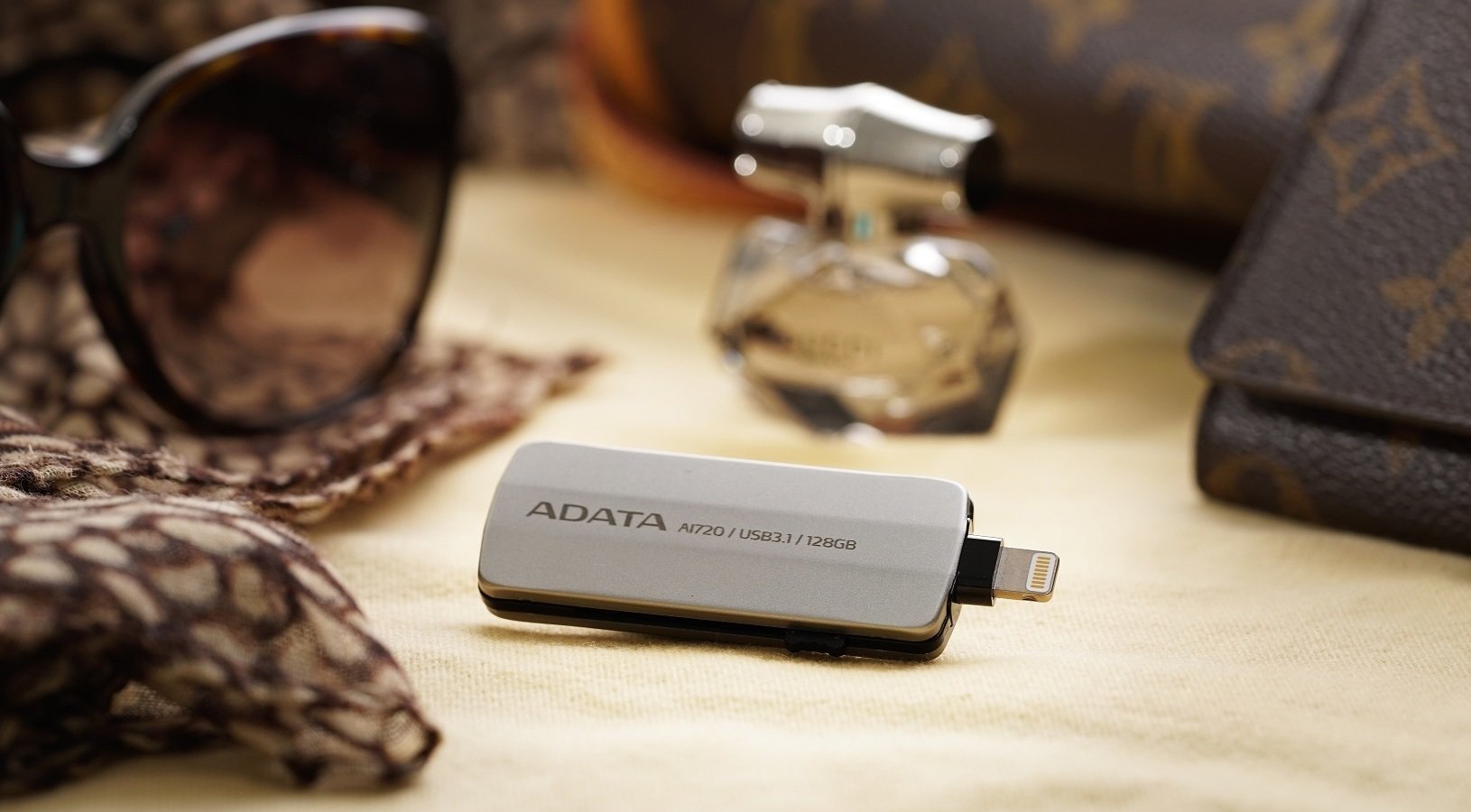 ADATA i-Memory AI720 – stylowy pendrive ze zintegrowanym złączem Lightning i USB 3.1