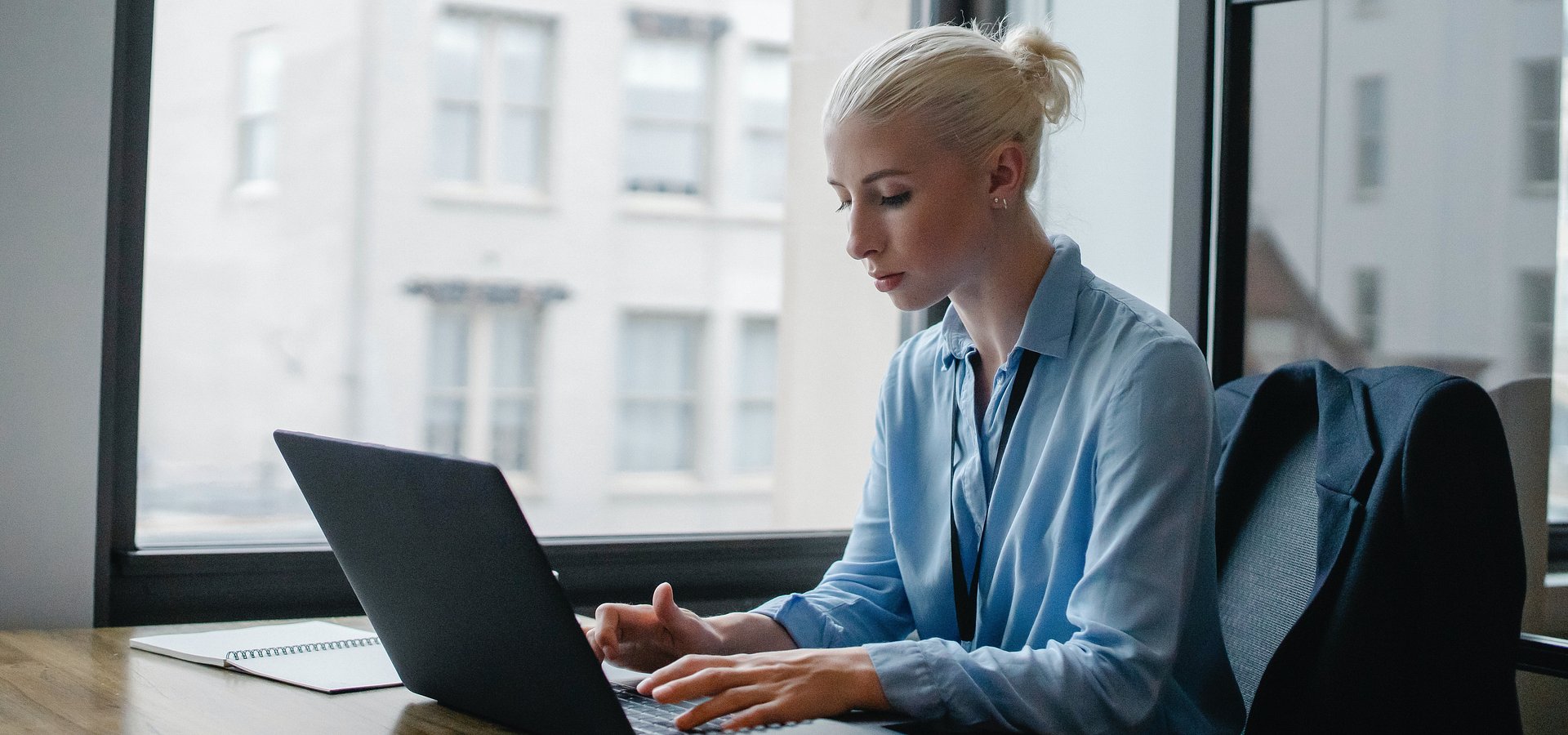 Według dużych firm sztuczna inteligencja niesie więcej korzyści niż ryzyka [raport]