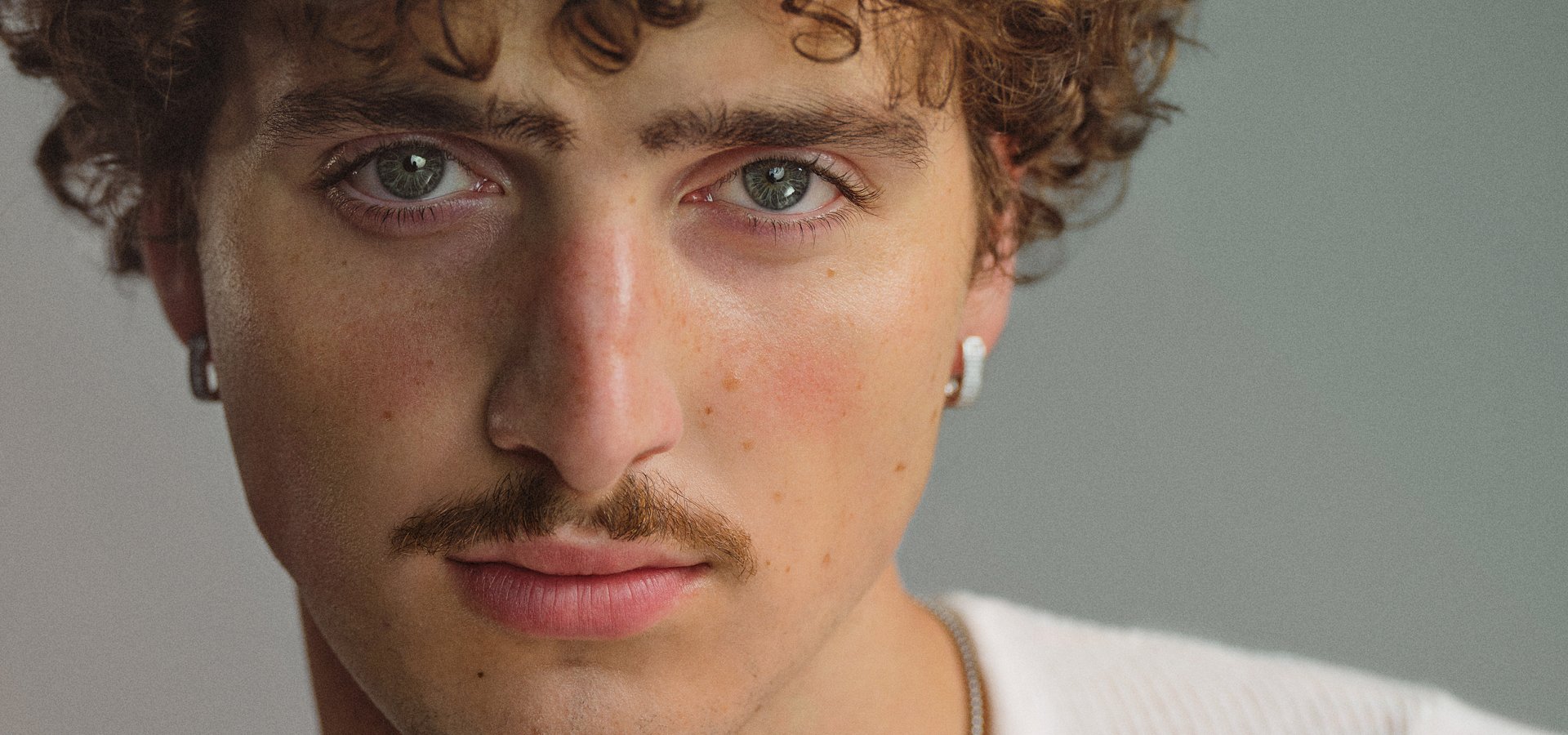 Nowa ballada Bensona Boone'a. Słodko-gorzkie "To Love Someone"