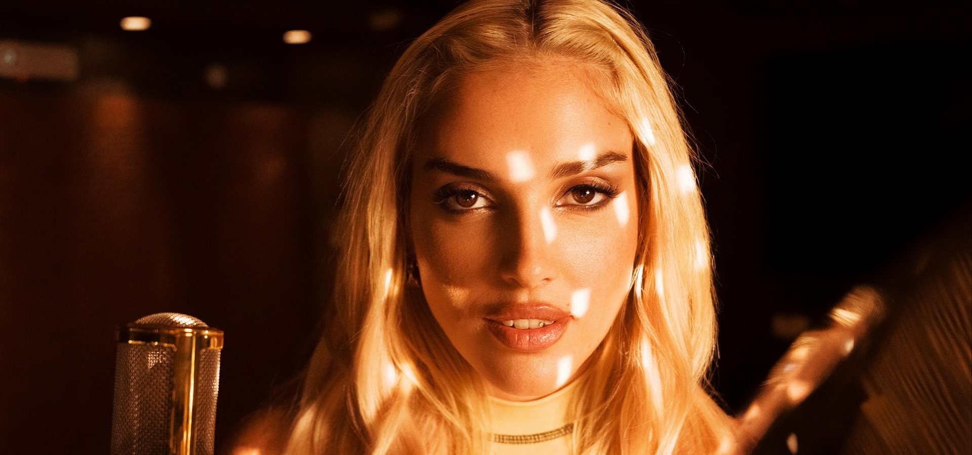 5 DETALLES QUE PASARON DESAPERCIBIDOS EN EL VIDEO DE “CARACAS EN EL 2000” DE ELENA ROSE CON DANNY OCEAN Y JERRY DI