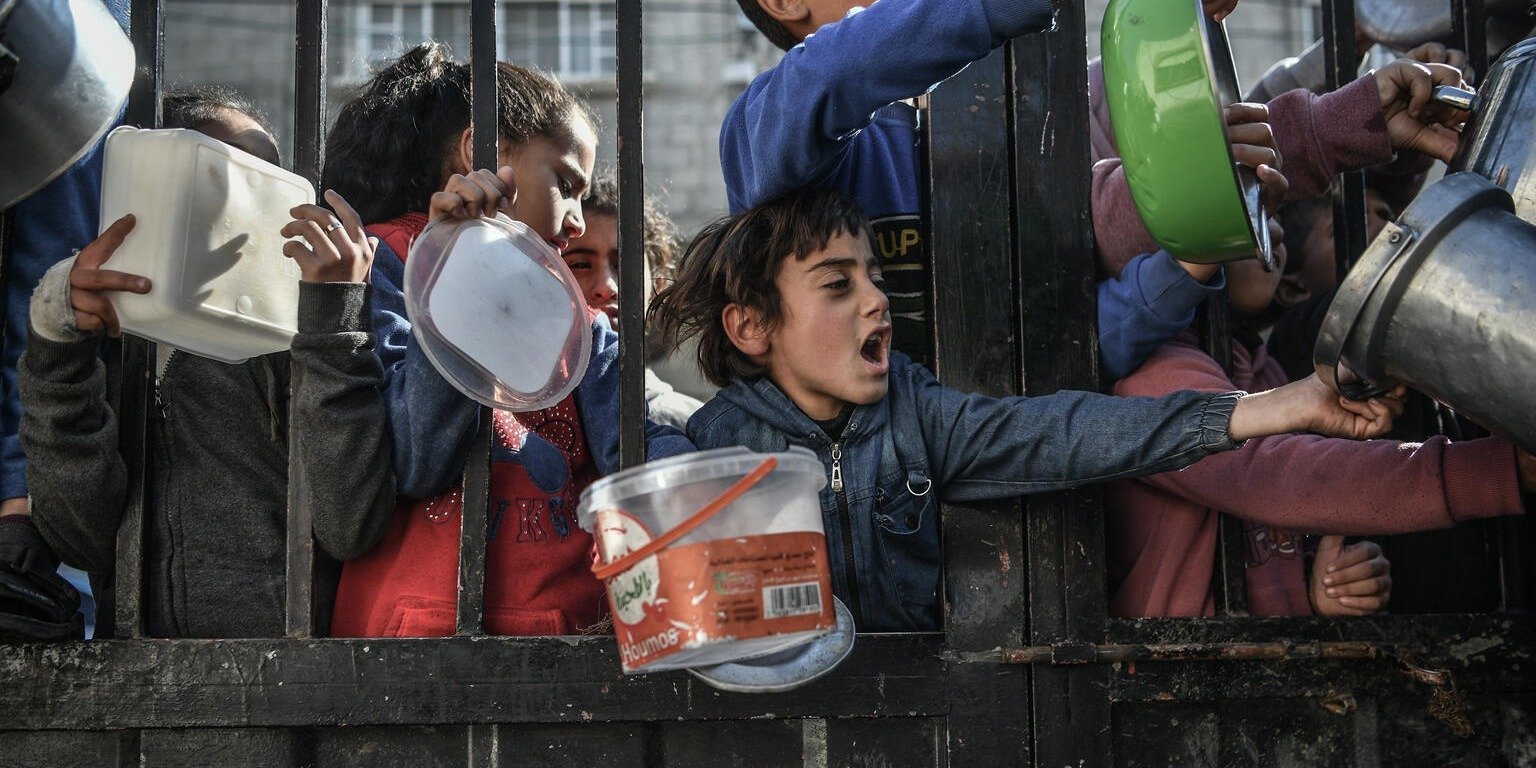 Połączenie nieustających ataków, niedożywienia i chorób zagraża ponad 1,1 mln dzieci w Strefie Gazy