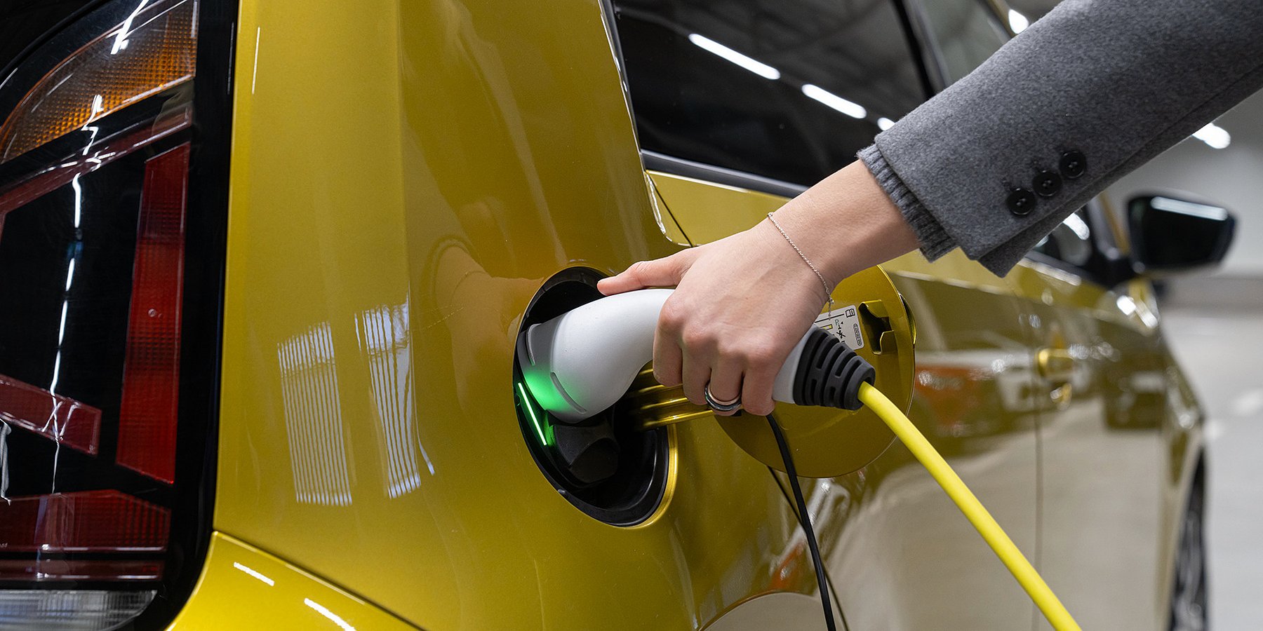 Elektryzujący trend na moto-rynku: dane wskazują na wzrost zainteresowania młodymi hybrydami i elektrykami!