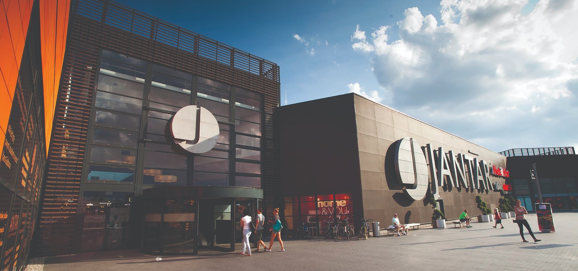 Obniżanie zużycia energii w starszych obiektach handlowych – jak z tematem radzą sobie zarządcy centrów pierwszej, drugiej i trzeciej generacji