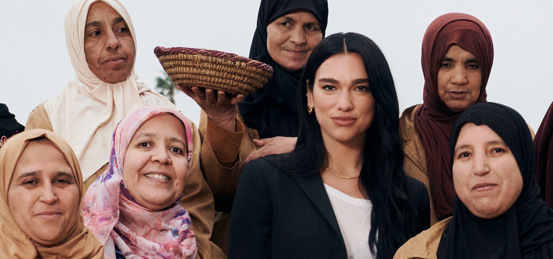 No Dia Internacional da Mulher YSL Beauty e Dua Lipa celebram o Empoderamento Feminino na Cooperativa  dos Jardins Comunitários de Ourika