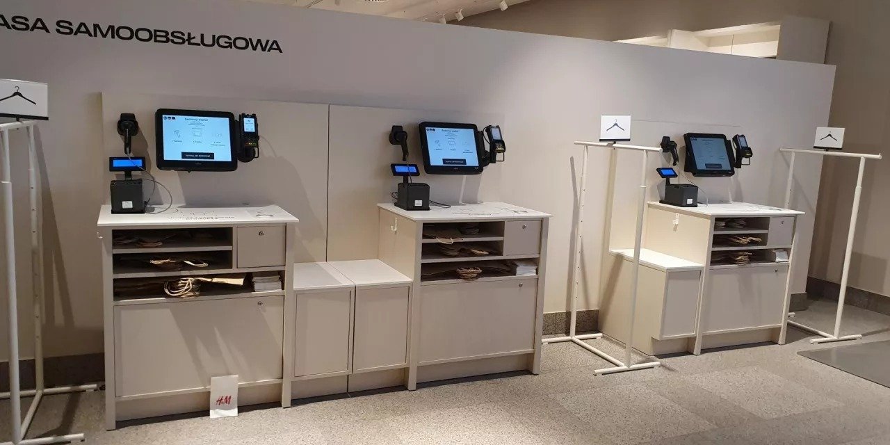 Future Mind: kasy samoobsługowe to już standard, dziś uwagę co drugiego klienta przyciągają cyfrowe kioski