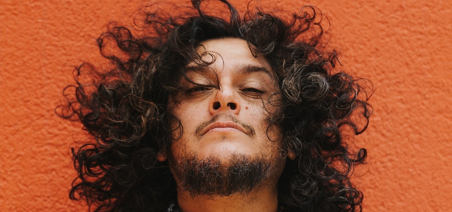 Invitación conferencia de prensa virtual con el comediante Felipe Esparza