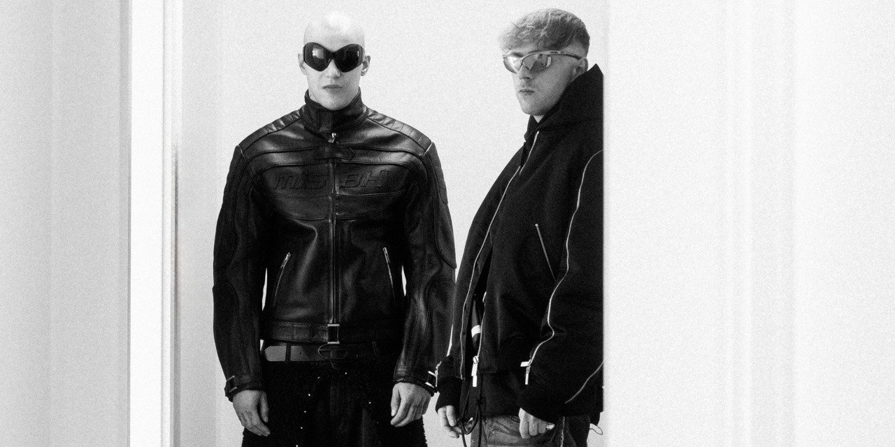 Po świetnie przyjętym maxisinglu "FREE SHOOTER" oraz serii przełomowych albumów takich jak "Bejbi”, „Nowy Pop” czy „Hoodie”, Beteo powraca z kolejnym mocnym uderzeniem!