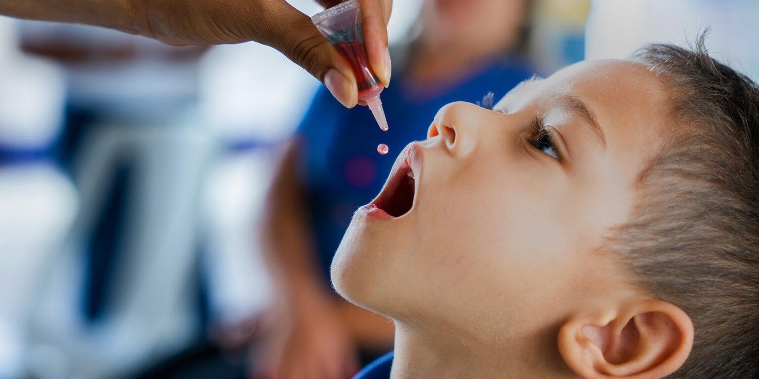 Światowy Tydzień Szczepień – spadki zachorowalności w cieniu dezinformacji i pogarszającego się zaufania