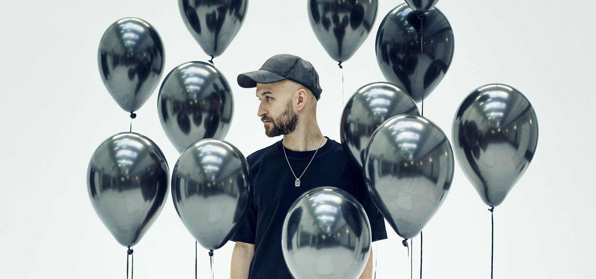 Po świetnie przyjętych singlach z płyty "Ucieczki i powroty" BARANOVSKI prezentuje wyczekiwany klip do utworu "Rakieta"