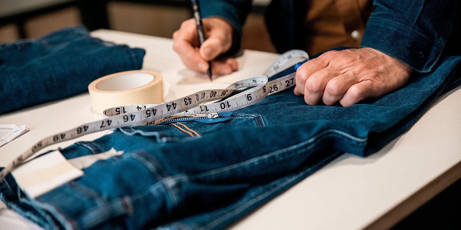 Hockerty & Sumissura : Des jean sur mesure qui redéfinissent la mode en France