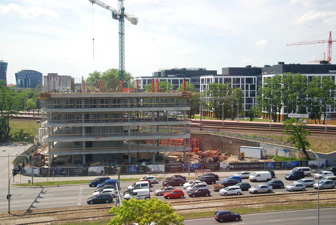 SQ Business Center Wrocław rośnie w oczach. Biura na własność będą gotowe na przełomie roku.