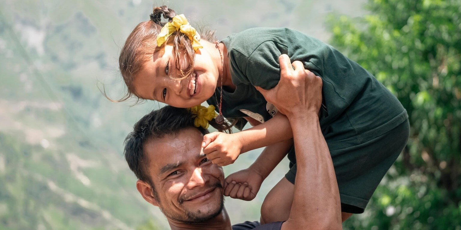 Brak zabawy i interakcji z rodzicami oraz stosowanie przemocy podważają poczucie własnej wartości i szkodzą rozwojowi dzieci