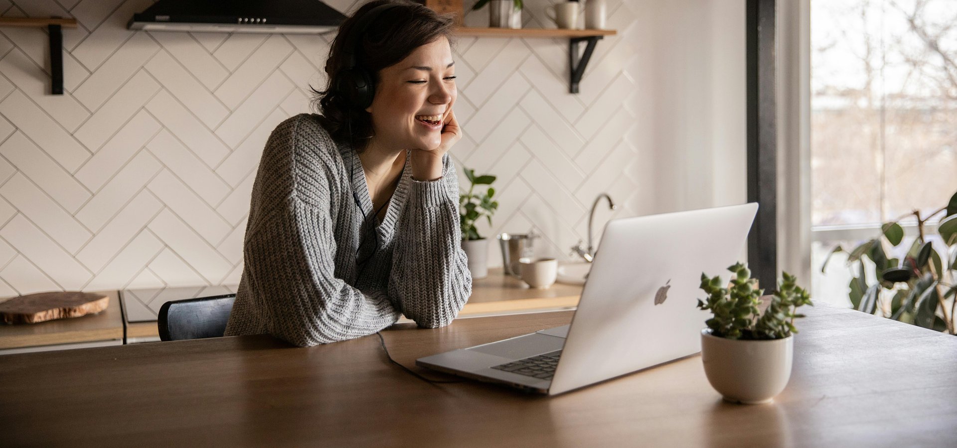 Polacy stawiają na pracę hybrydową. Badanie Pracuj.pl