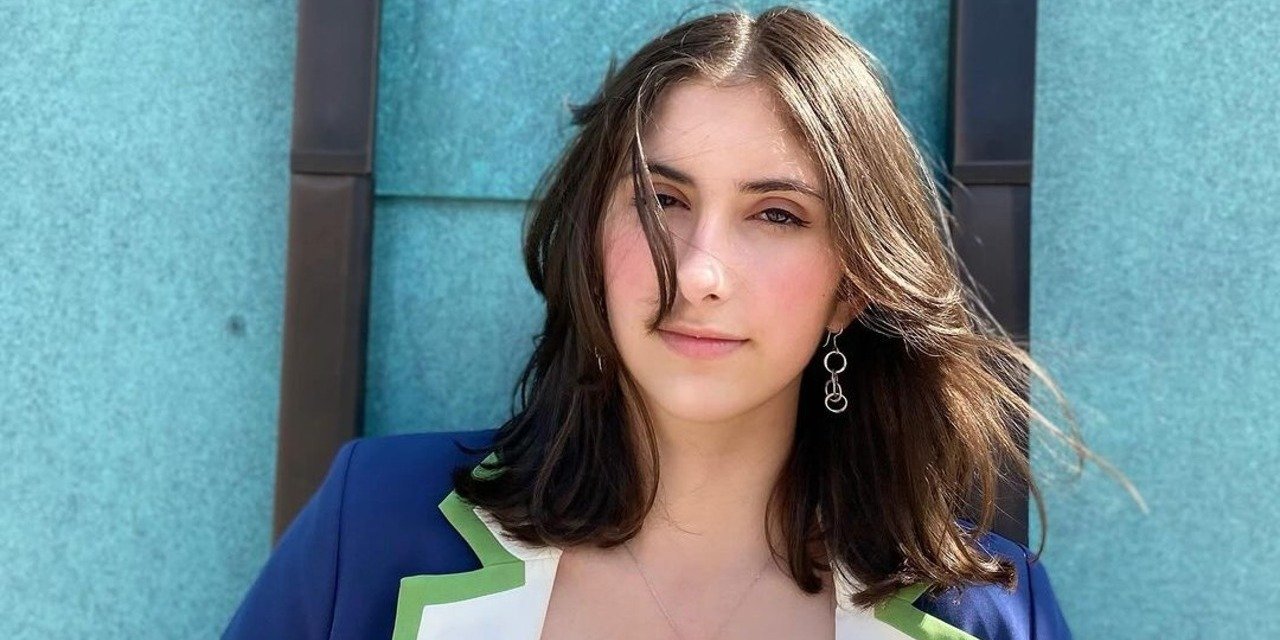 Maria Deirisarri Evokes Summer Nostalgia with "bluejay"