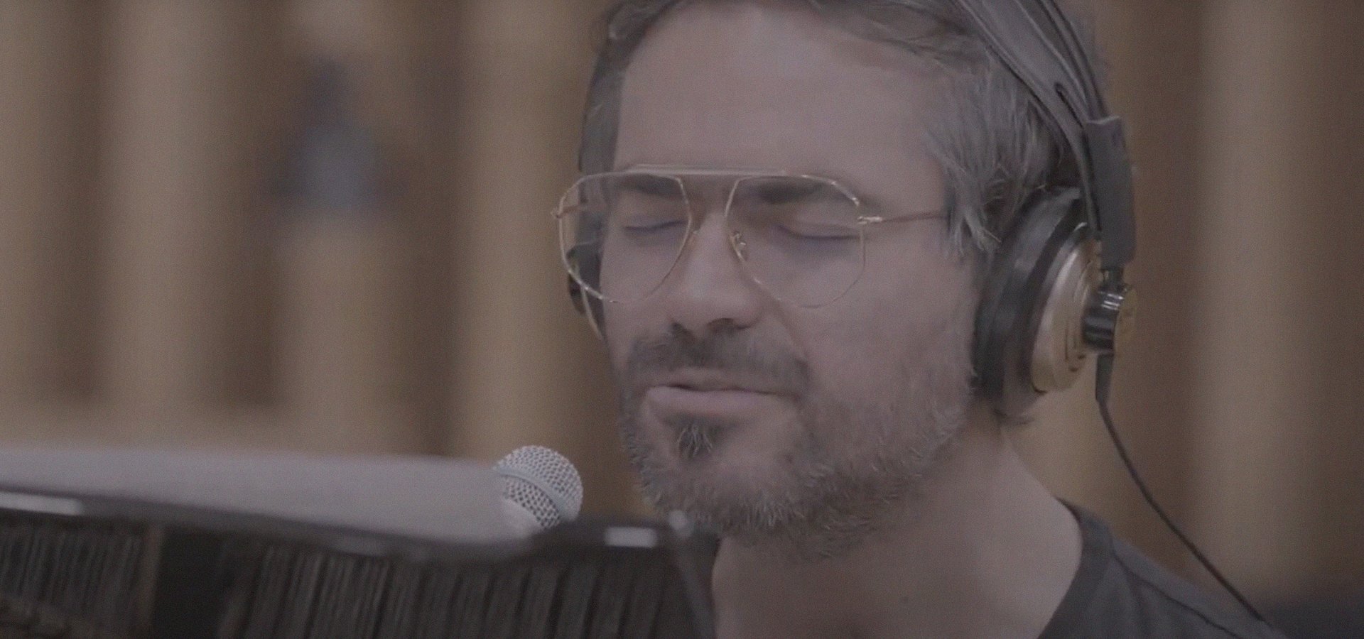 AUGUSTO TAMAYO LIBERA SU PRIMER VIDEO MUSICAL “EL AMOR ES UN VENENO” JUNTO A LA ORQUESTA SINFÓNICA NACIONAL DE LA REPÚBLICA CHECA