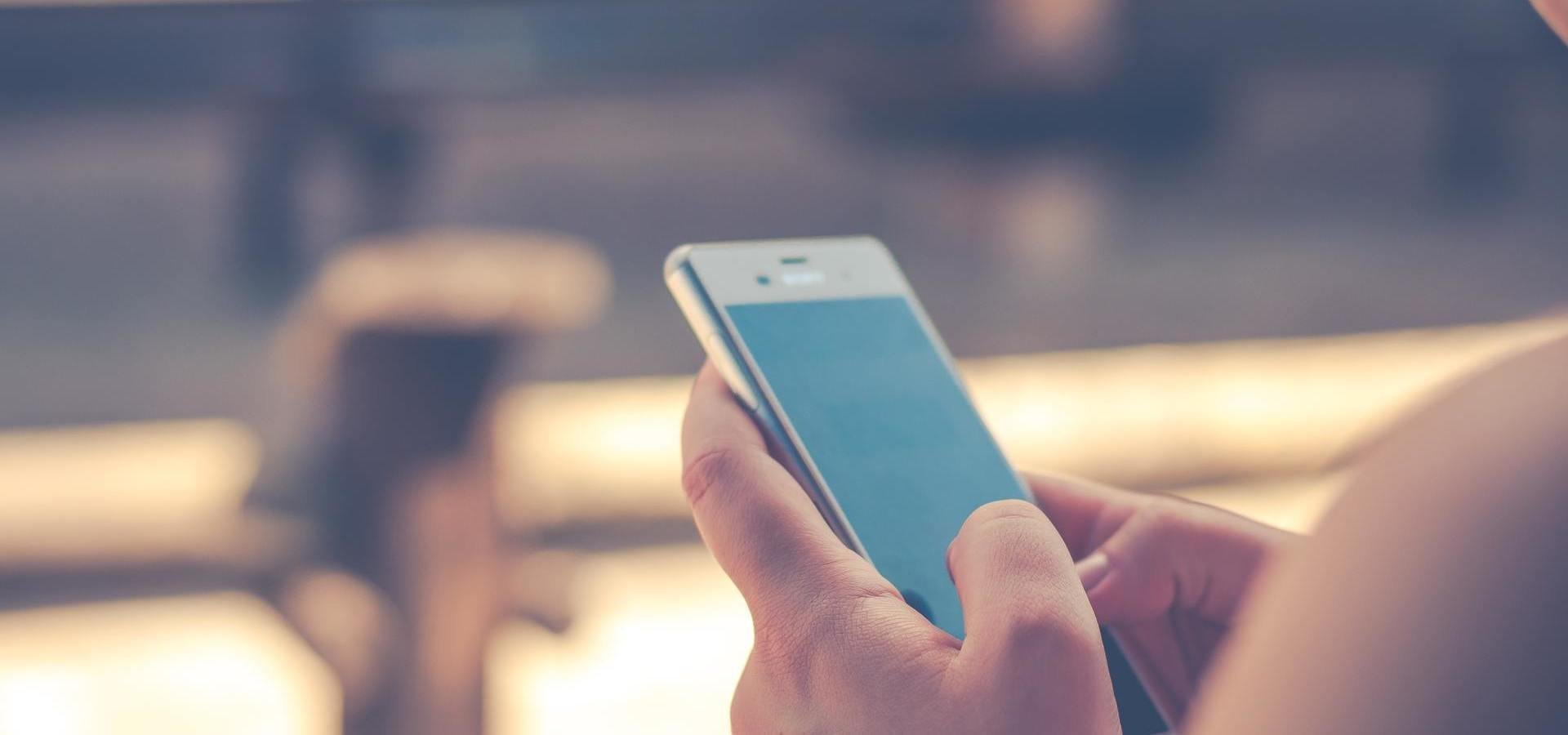 Bezpieczne dziecko na wakacjach – dzięki aplikacji polskiego startupu będziesz wiedział z kim rozmawia Twoja pociecha