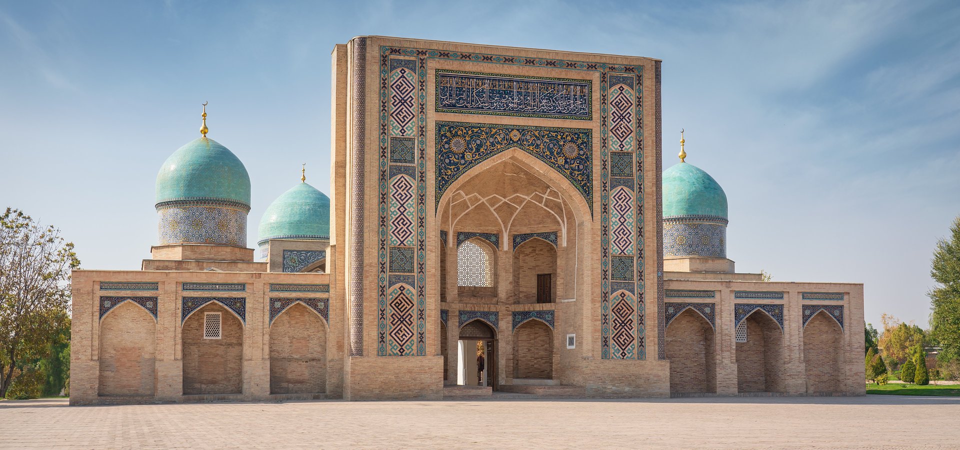 PLL LOT ZAINAUGUROWAŁY NOWĄ TRASĘ DO UZBEKISTANU. „PERŁA JEDWABNEGO SZLAKU” DOSTĘPNA OD DZIŚ BEZPOŚREDNIO Z WARSZAWY