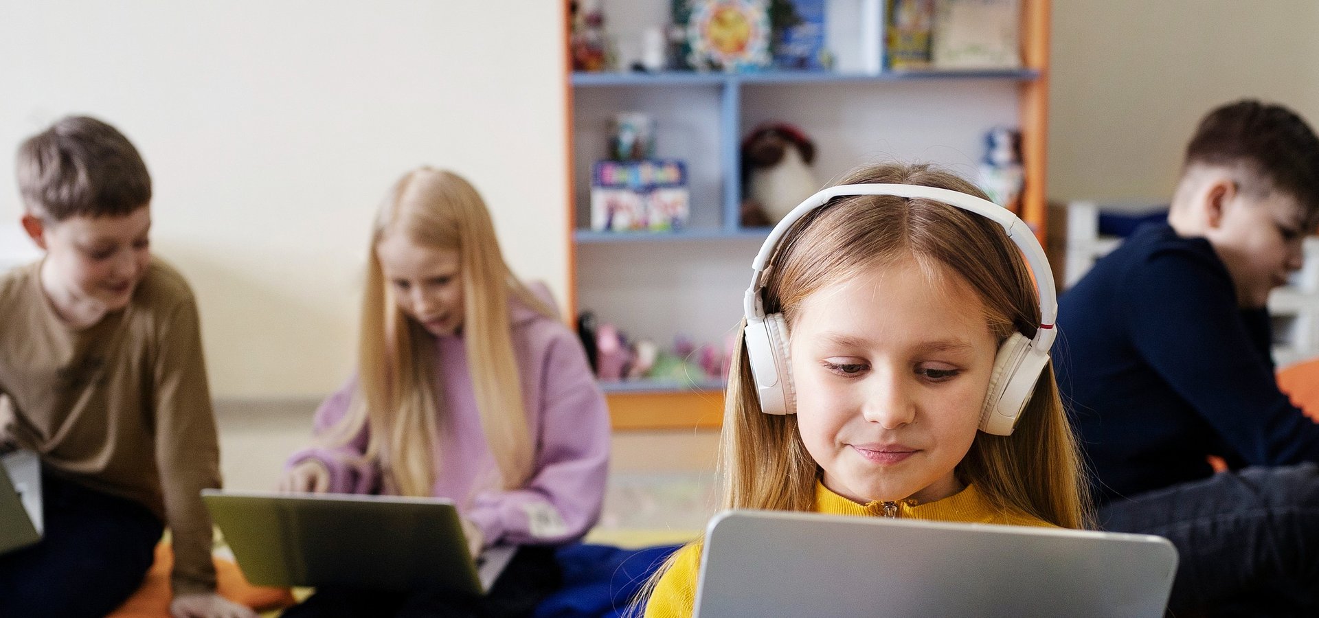 Wraca szkoła. Ponad połowa rodziców oczekuje od niej edukacji cyfrowej. Badanie theprotocol.it