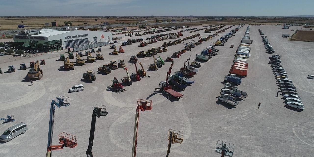 Gran selección de más de 2.500 equipos pesados y vehículos a la venta en la última subasta del año de Ritchie Bros. España