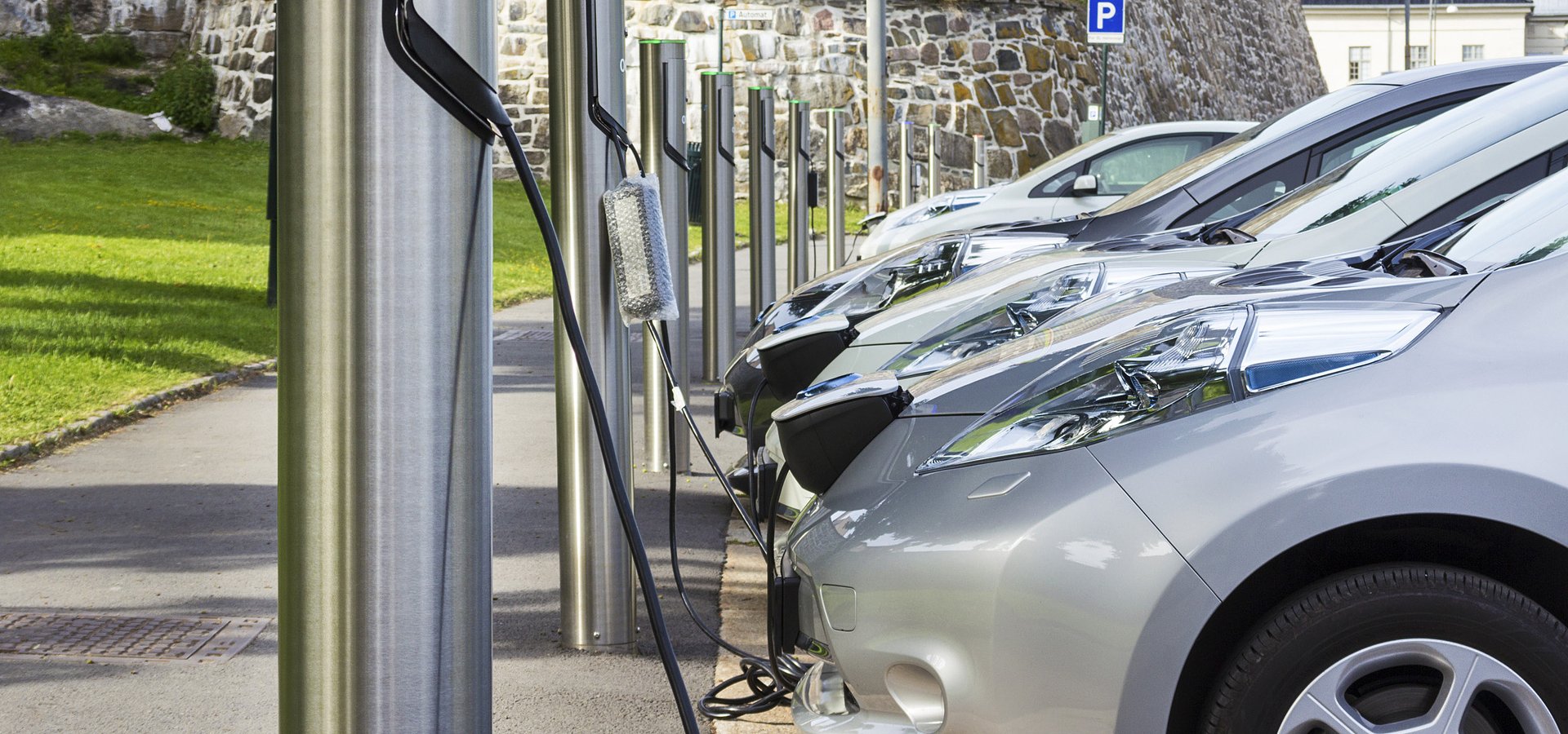 Czy zakup używanego elektryka różni się od zakupu auta z silnikiem spalinowym?