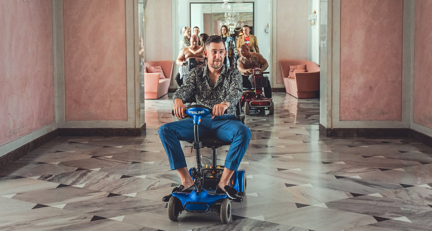 Polish rapper makes fun of modern rap videos in this new viral sensation