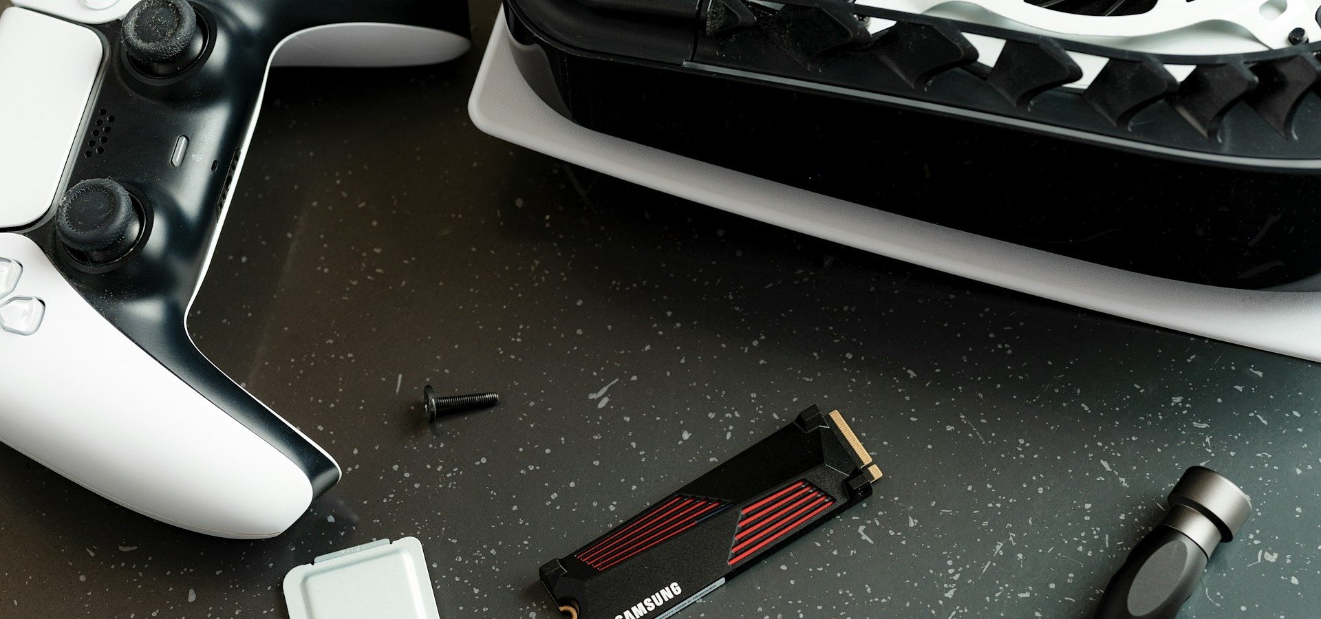 Kako zamenjati trdi disk pri konzoli PS5 Pro?