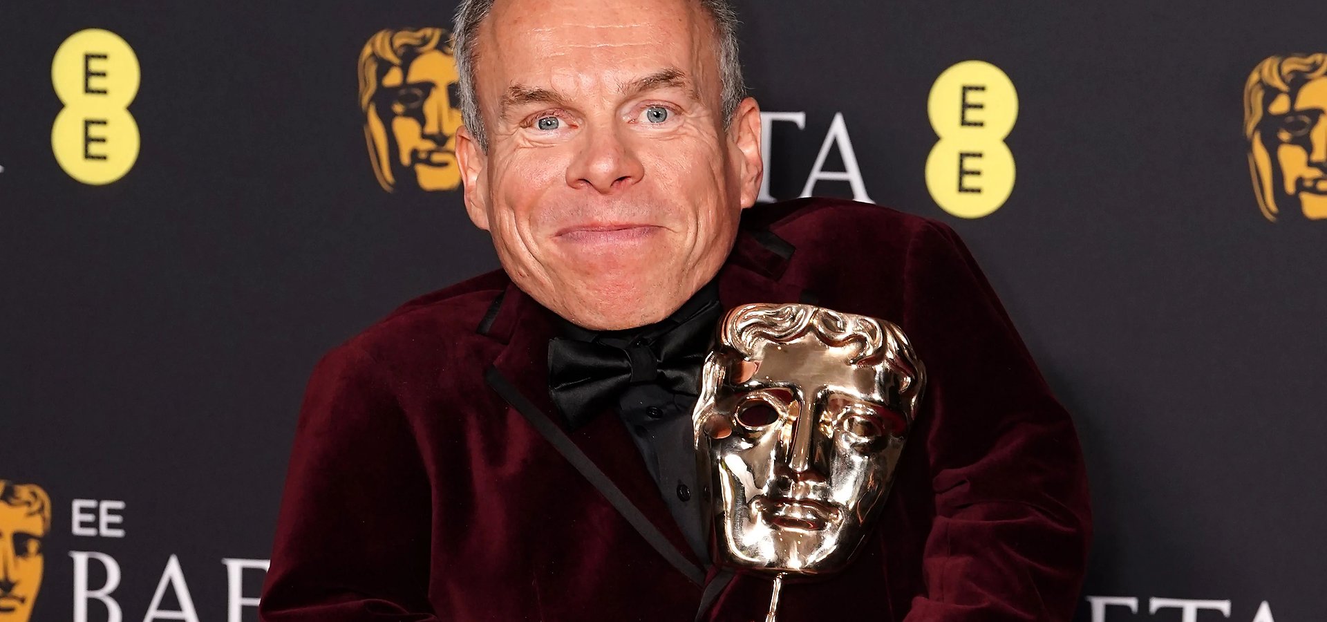 Warwick Davis porte un smoking Hockerty sur mesure aux BAFTA Awards – un puissant message en faveur de la mode inclusive