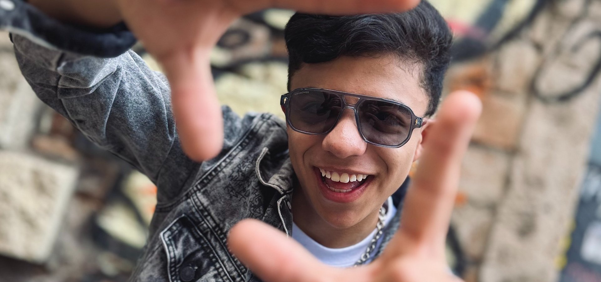 Pablo EEE regresa con “Hola Señora”, un viaje rítmico entre la fantasía y el deseo