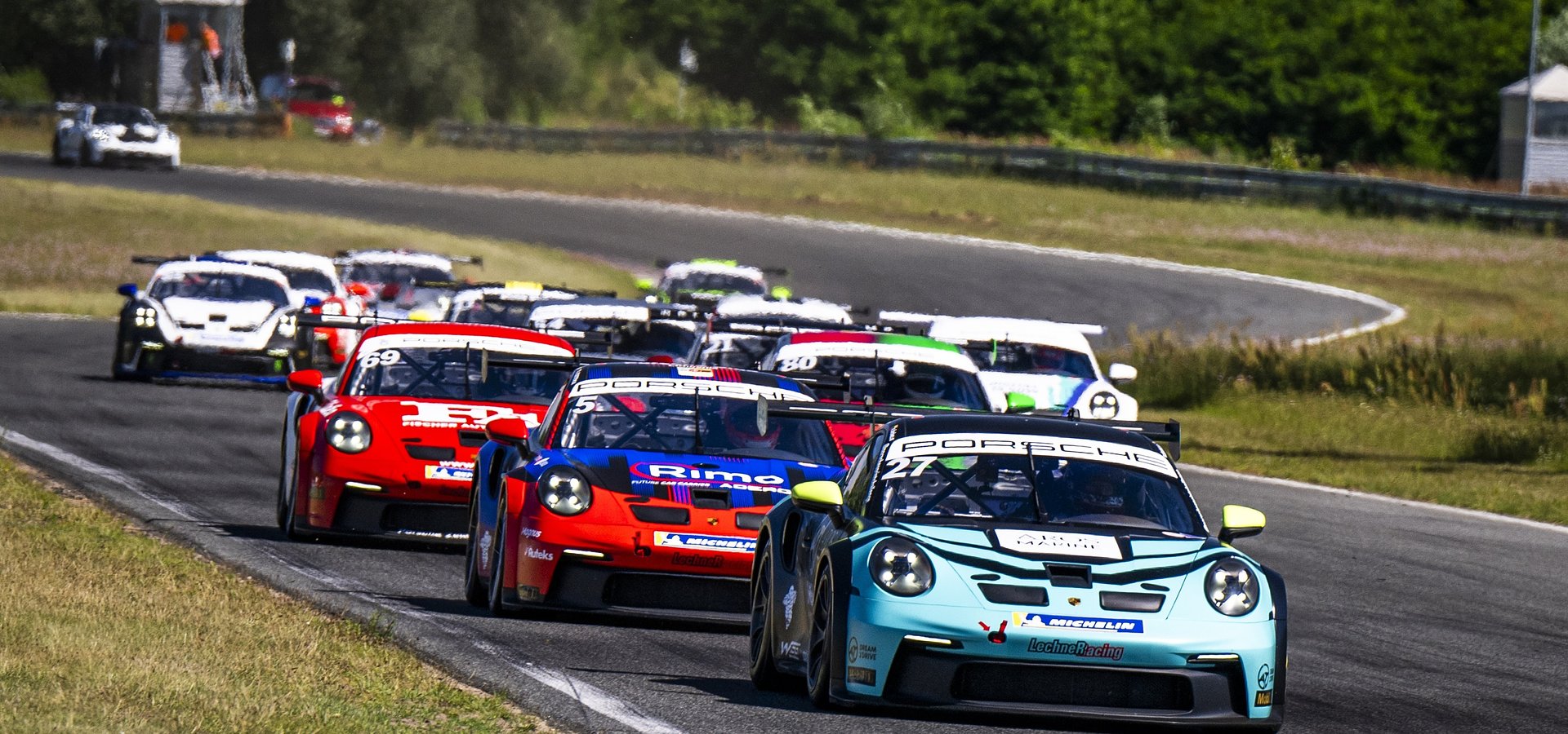 Poznań na wysokich obrotach - przedostatnia runda PSCCE z udziałem rapera-przyjaciela Porsche i inne atrakcje na obiekcie w Przeźmierowie