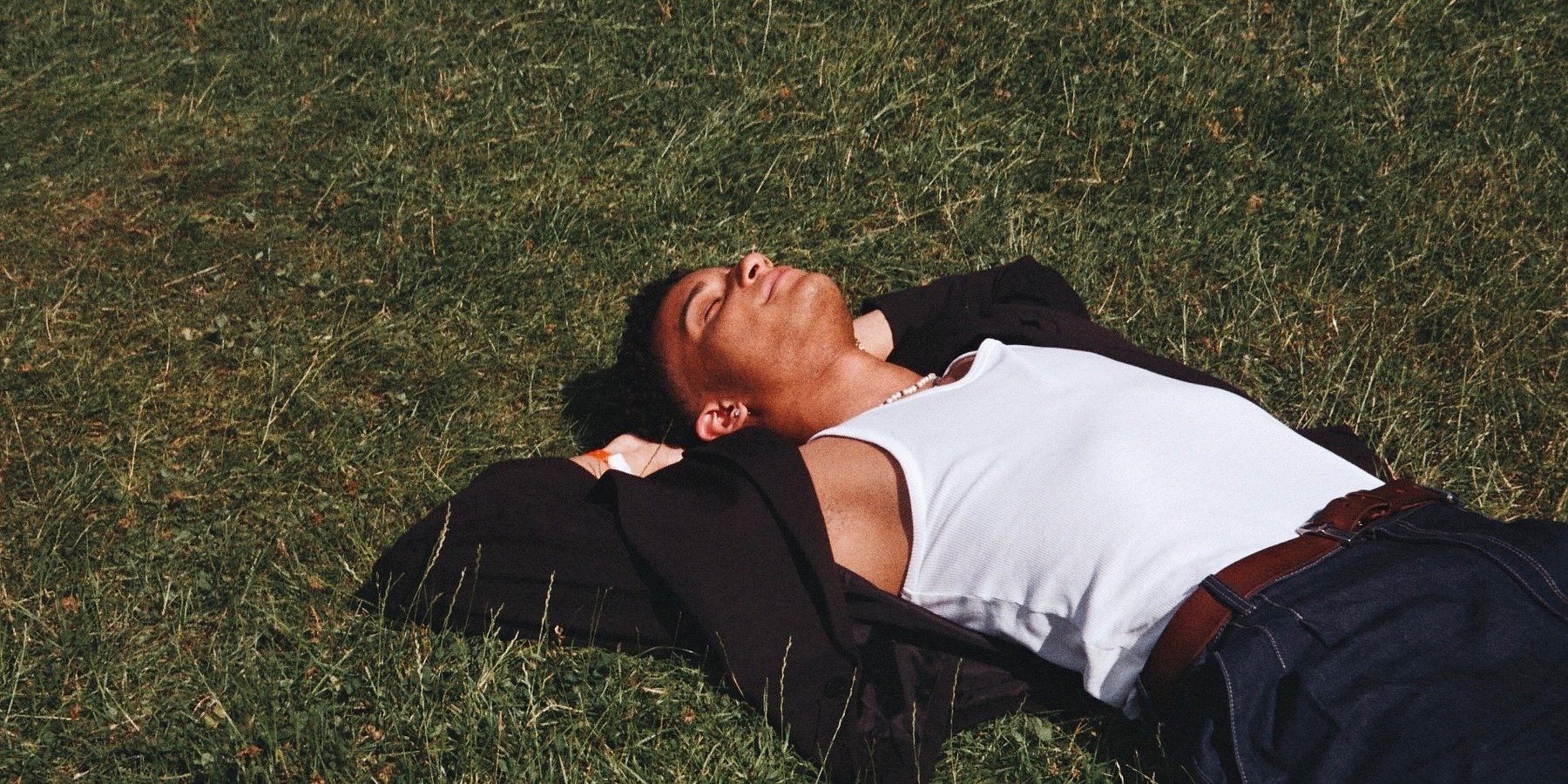 Daniel Godson prezentuje energetyczny singiel „Na chwilę”