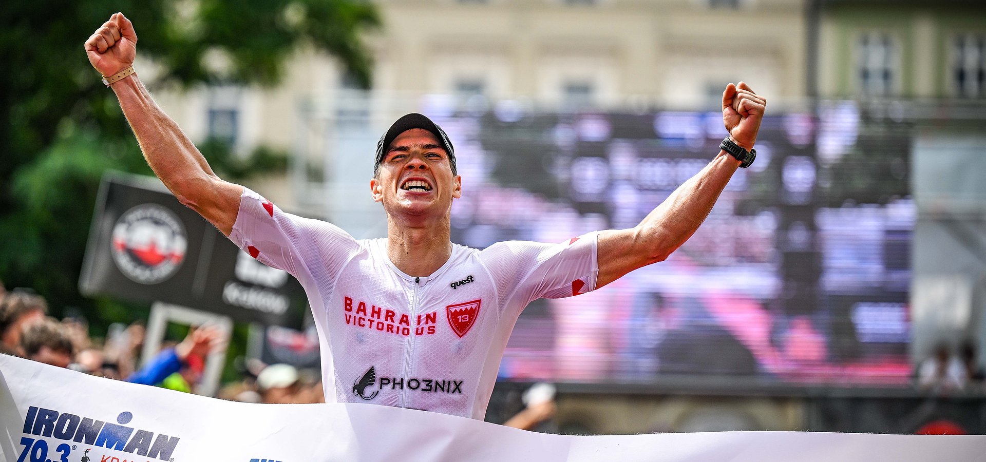 Kacper Stępniak wygrywa   IRONMAN 70.3 Kraków i przechodzi do historii. Polski zawodnik pokonał trasę w 3 godziny 39 minut i 40 sekund.