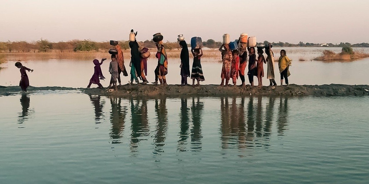 Co czwarta osoba na świecie wciąż nie ma dostępu do bezpiecznej wody pitnej – alarmują WHO i UNICEF.