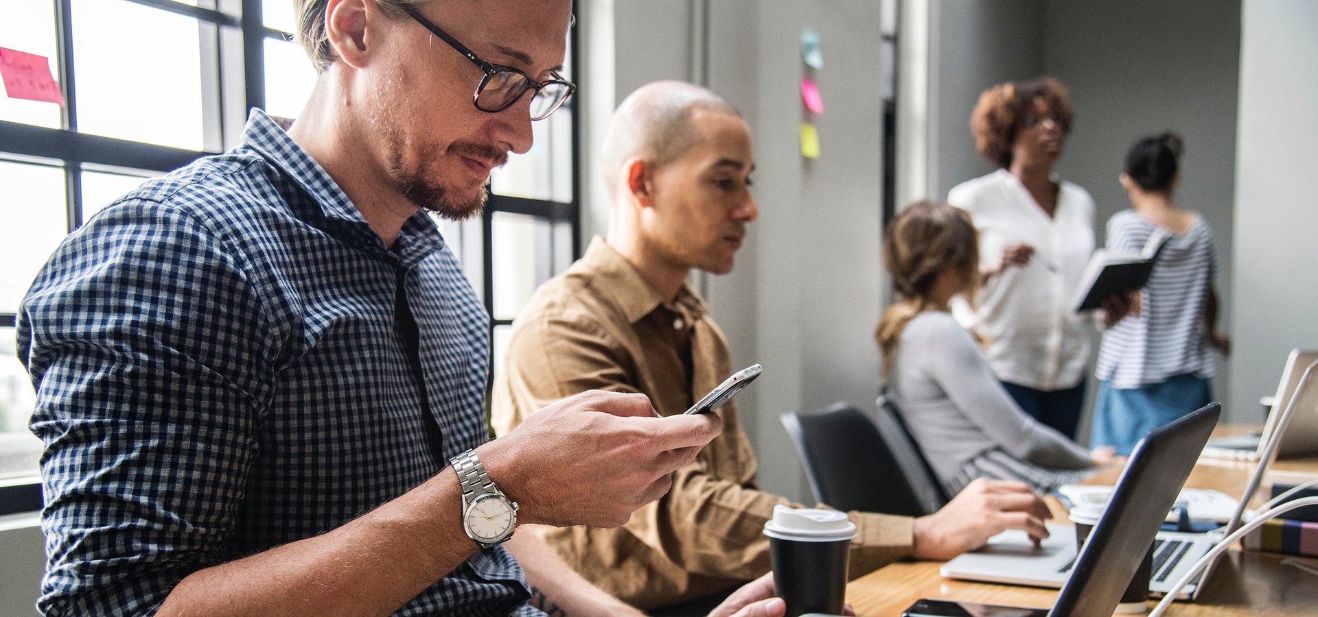 Zarobki, awanse, szacunek. Dlaczego specjaliści zmieniają pracę