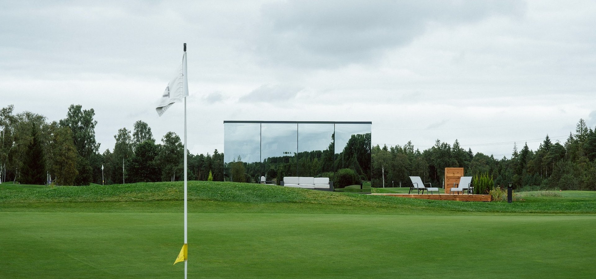 A New Kind of Golf Experience: ÖÖD Mirror Houses Transform Rae Golf into a Year-Round Destination
