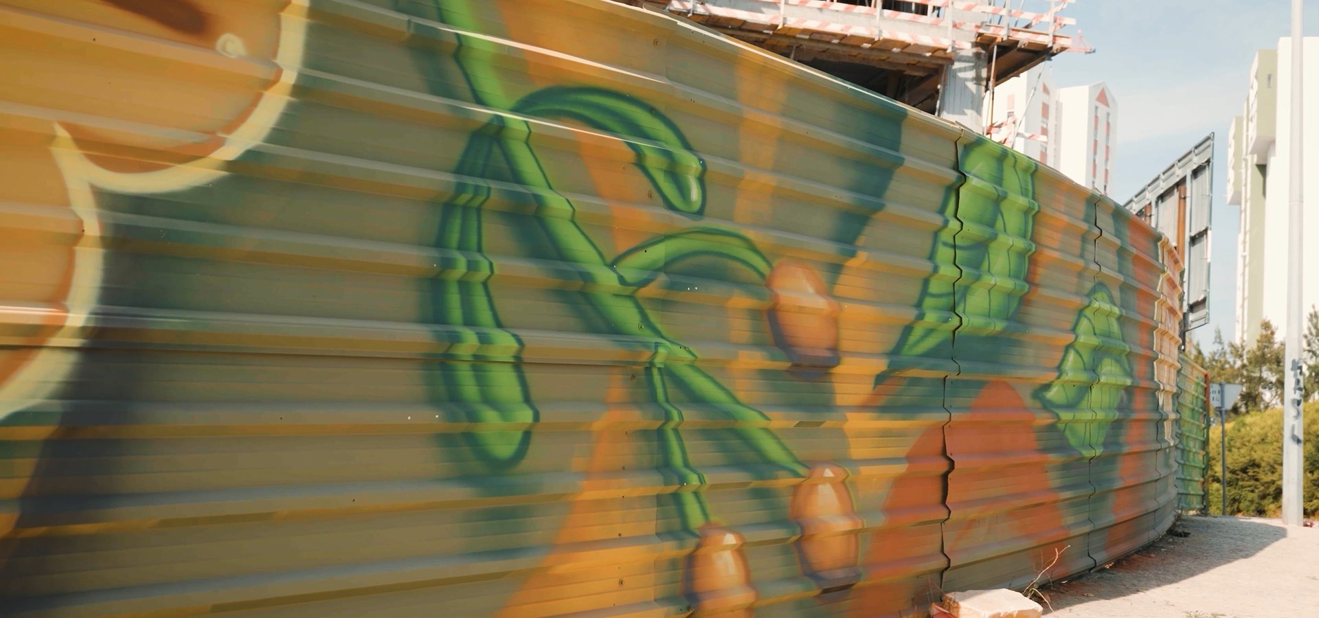 ARTE URBANA DÁ VIDA A MURAL DE 170 METROS NA CONSTRUÇÃO DO ÉLOU JARDINS