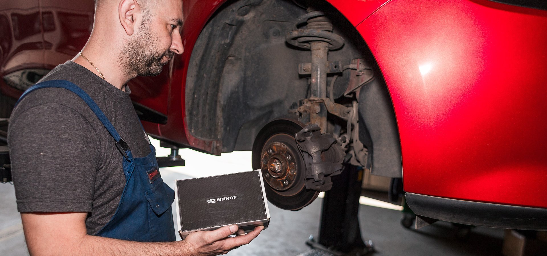 „Twarde” czy „miękkie” klocki hamulcowe, co naprawdę czuć pod pedałem hamulca? Poradnik Steinhof