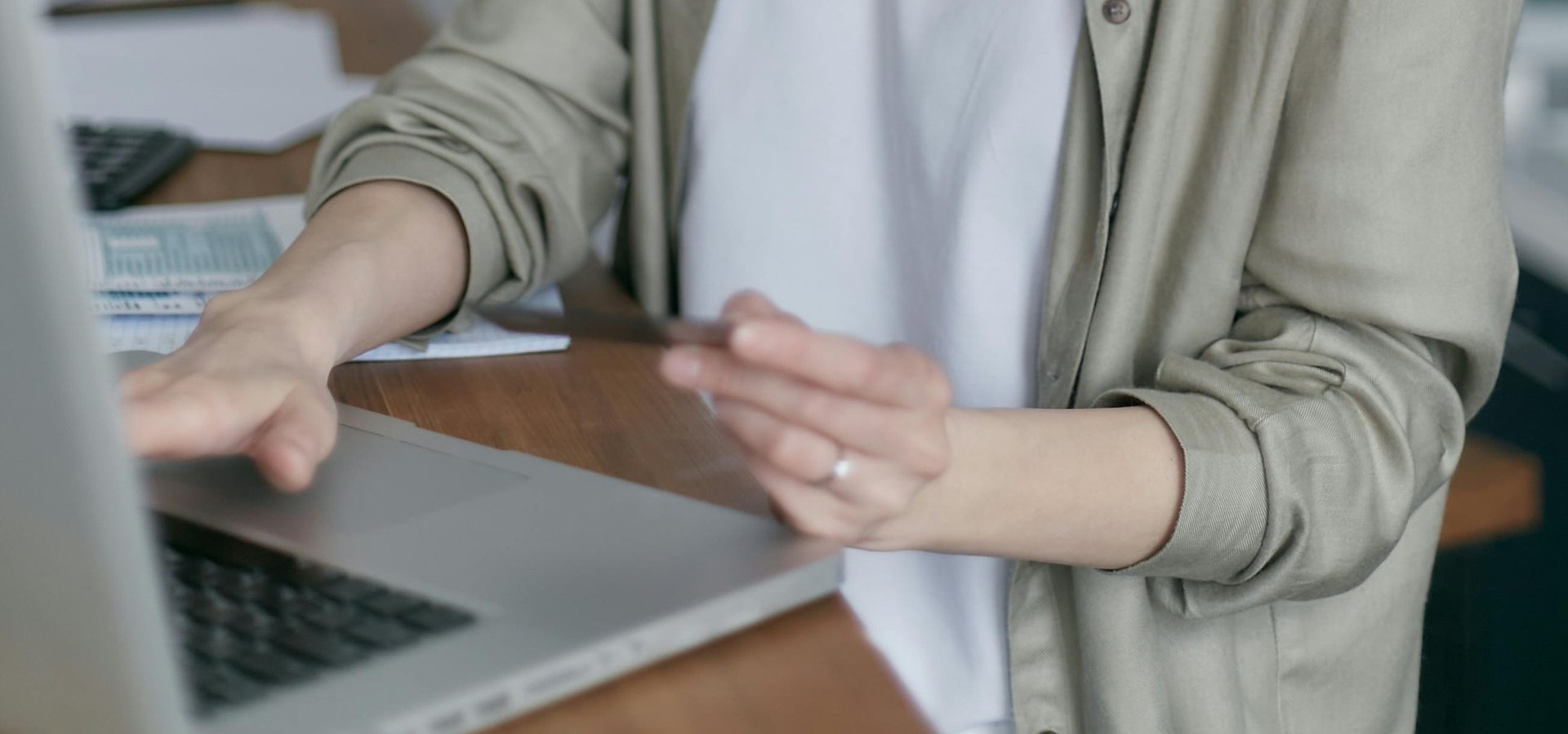 Cichy koszt płatności: polskie firmy tracą 2% przychodów przez oszustwa i przestoje [raport]