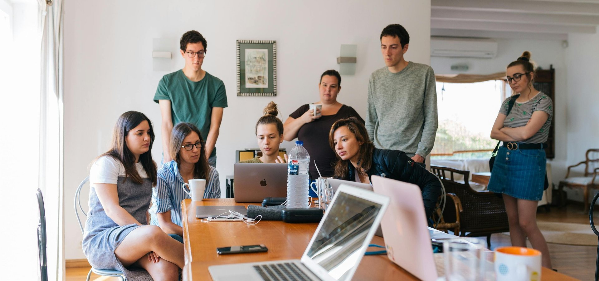 Neutralne nazwy stanowisk obowiązkowe od grudnia. Nowe badanie Pracuj.pl pokazuje, co myślą Polacy